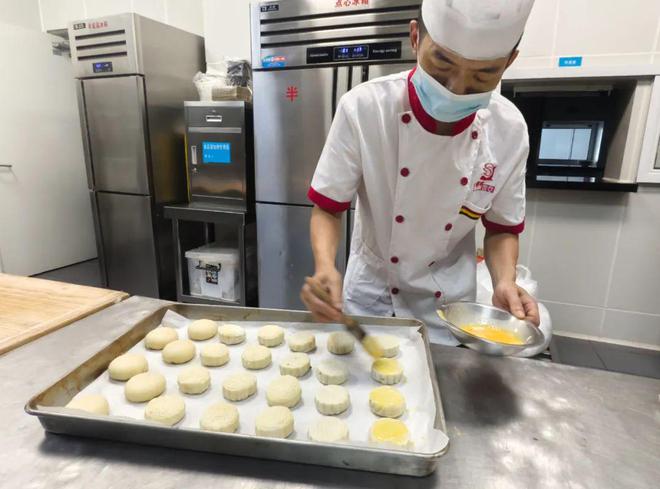 脆！岳阳社区食堂现烤月饼上市long8唯一中国网站口感酥(图1)